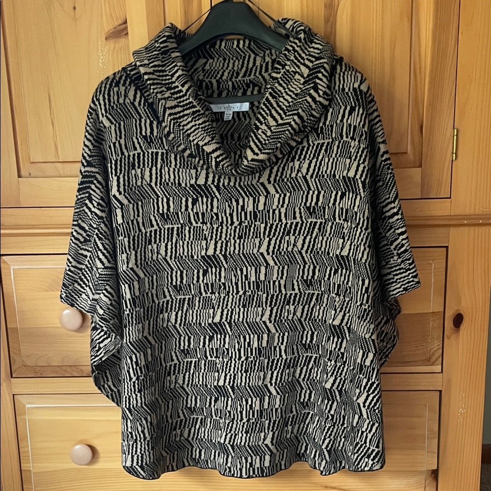 EUC Fever poncho sweater Black and Tan Geometric material
